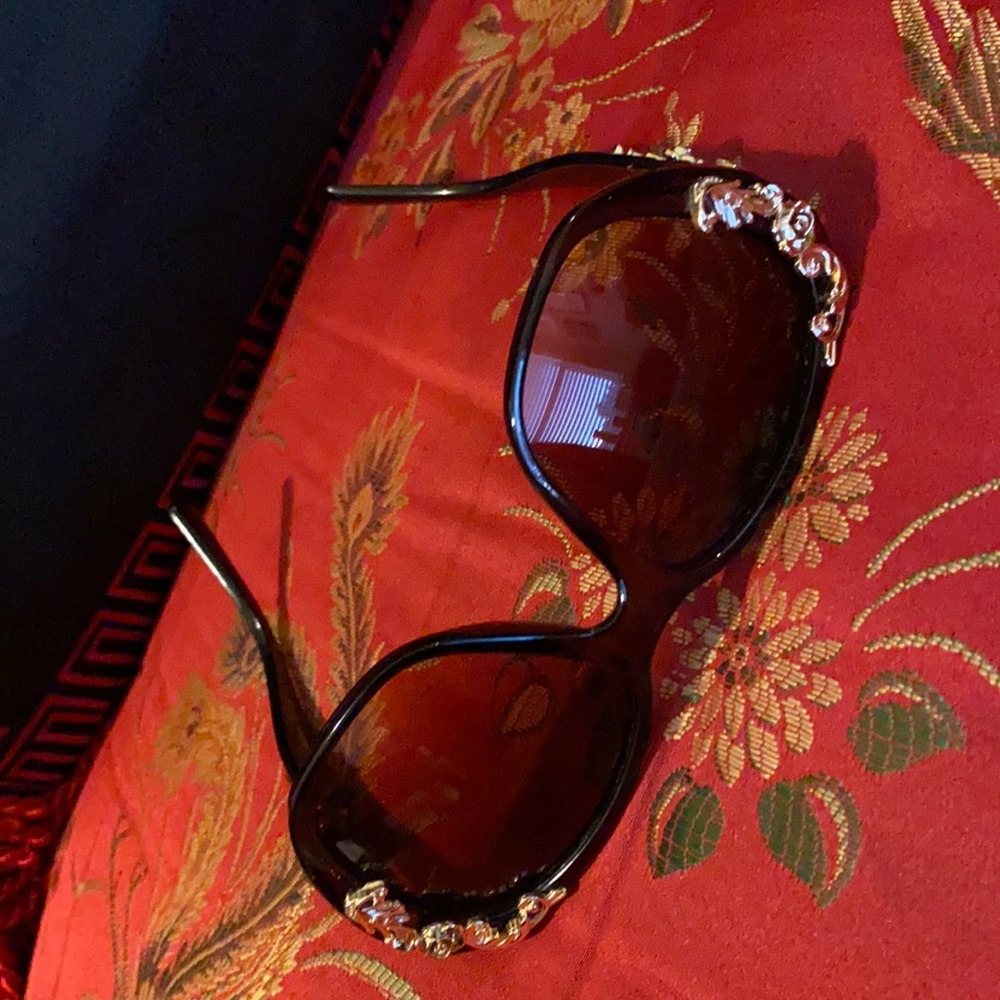 Golden flowers on a dark sunglasses 🌷
